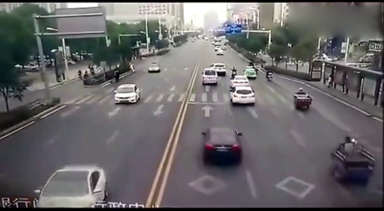 电动车横冲直撞逼停六辆车，结局？