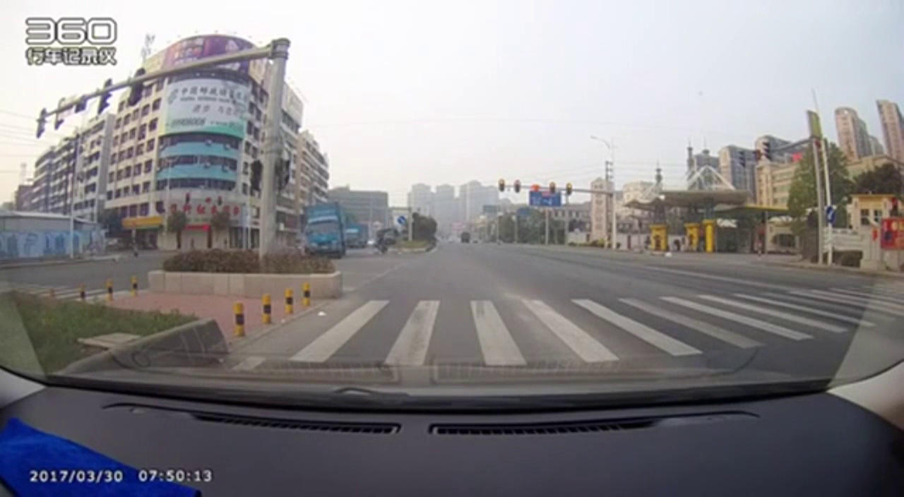 无视交通灯太可怕了 路口大货车碾碎违章电动车