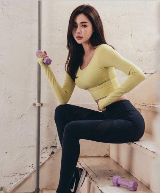 美女身穿清爽又简洁的打底裤!展现出了性感的好身材!