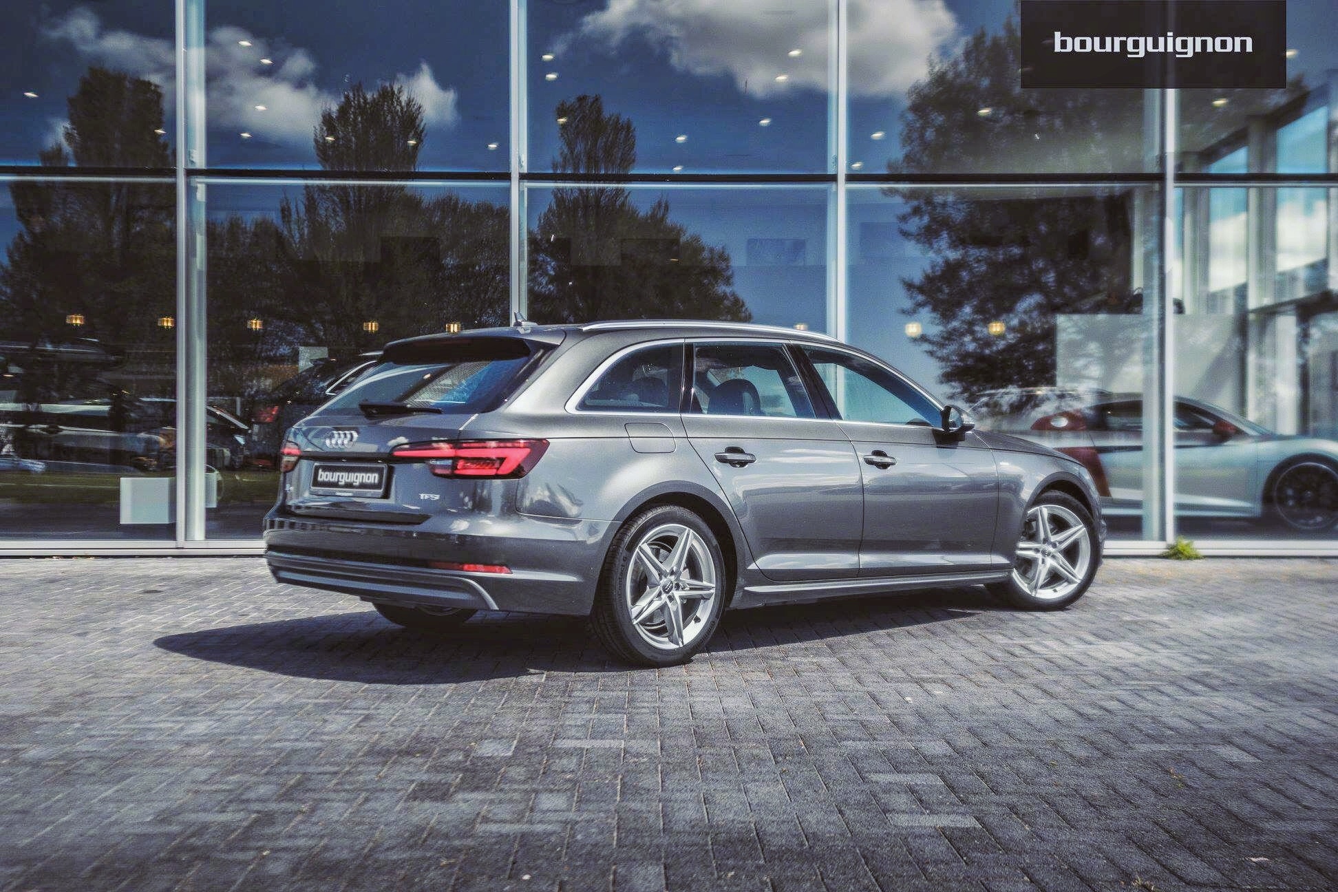 全新奥迪A4 Avant拿来改一改还是蛮帅的