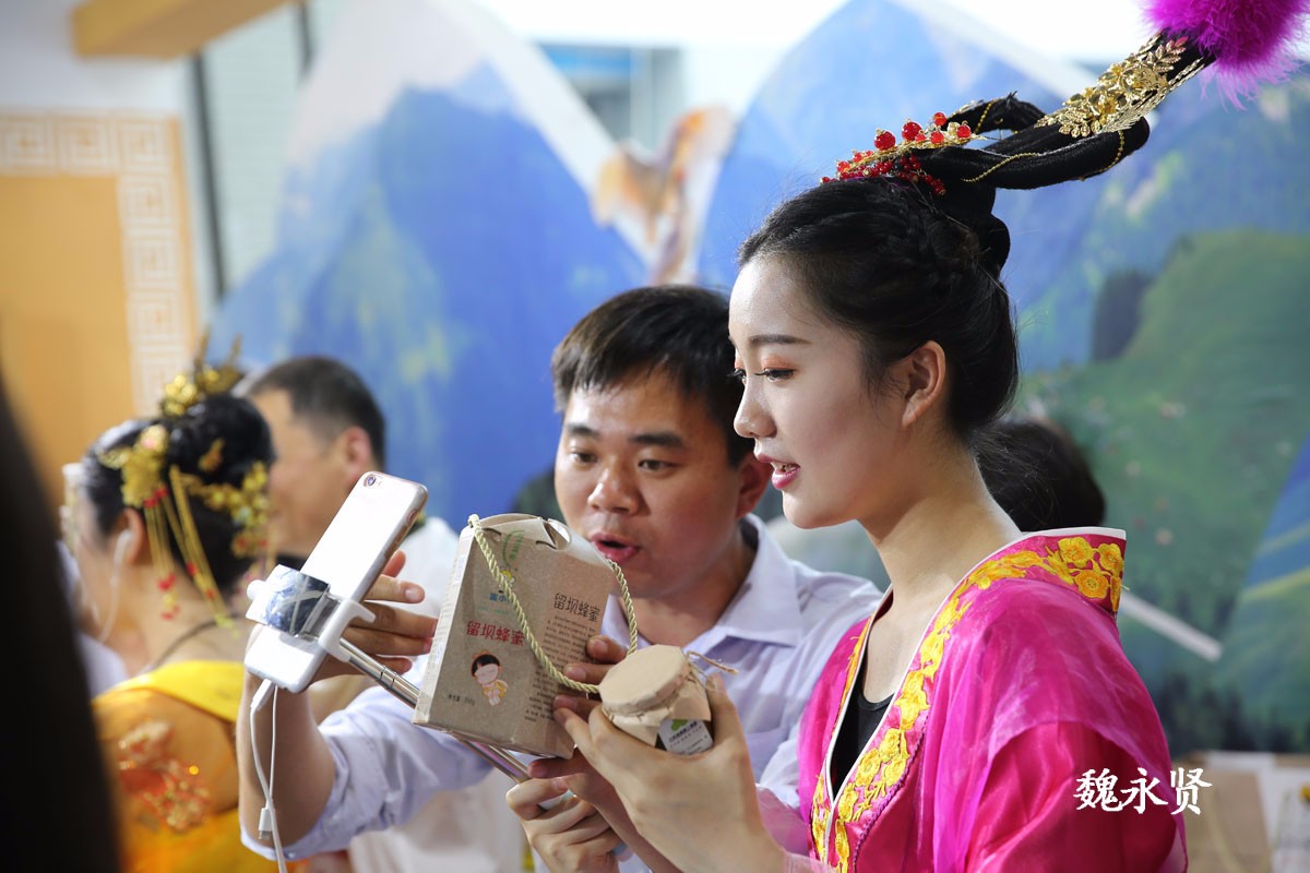 农业厅长遇美女网红 一起直播为陕西苹果代言