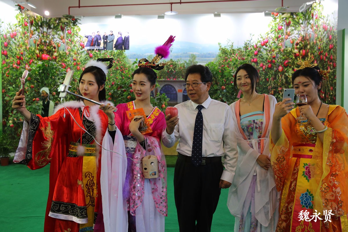 农业厅长遇美女网红 一起直播为陕西苹果代言