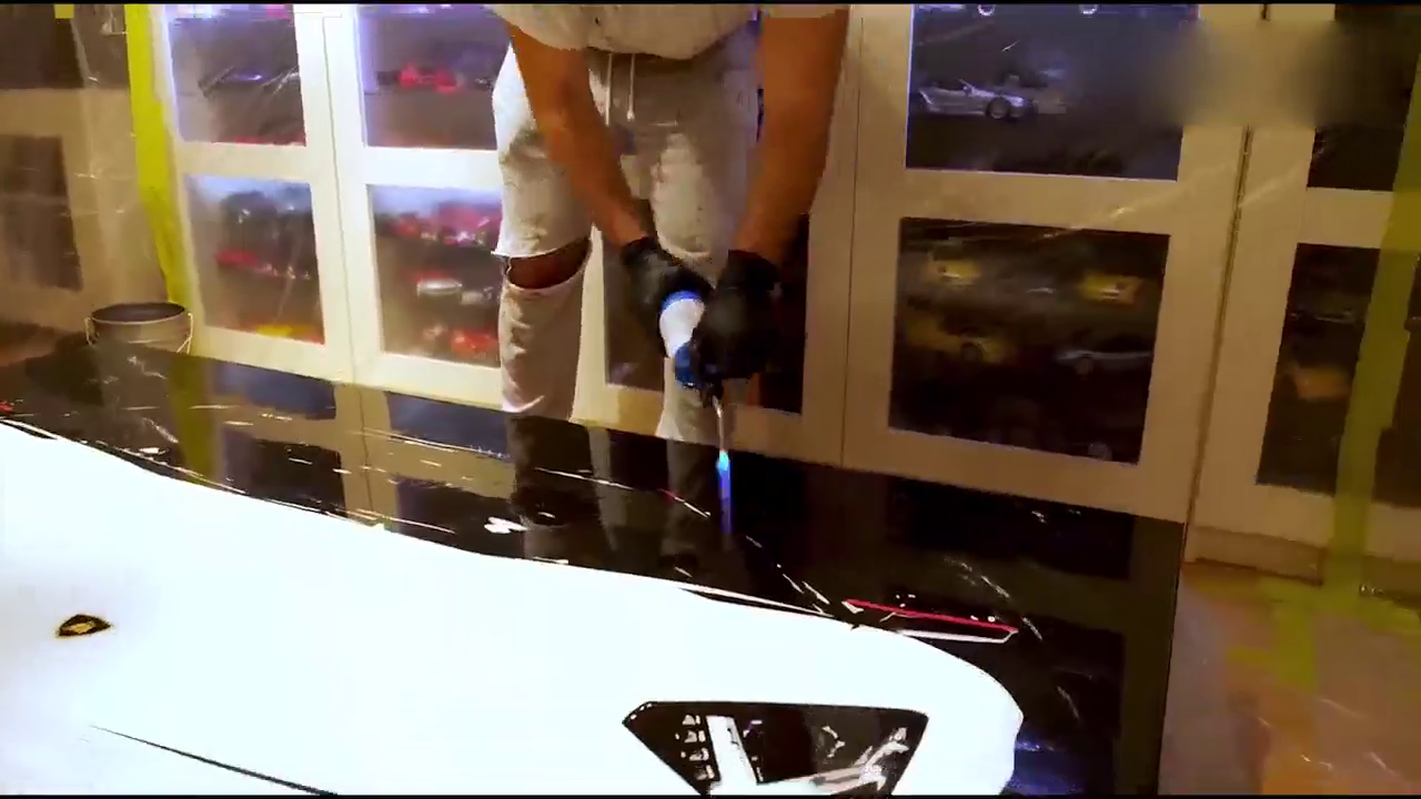 小伙买超级跑车送了一副壁纸，挂在墙上以后才知道啥叫霸气！