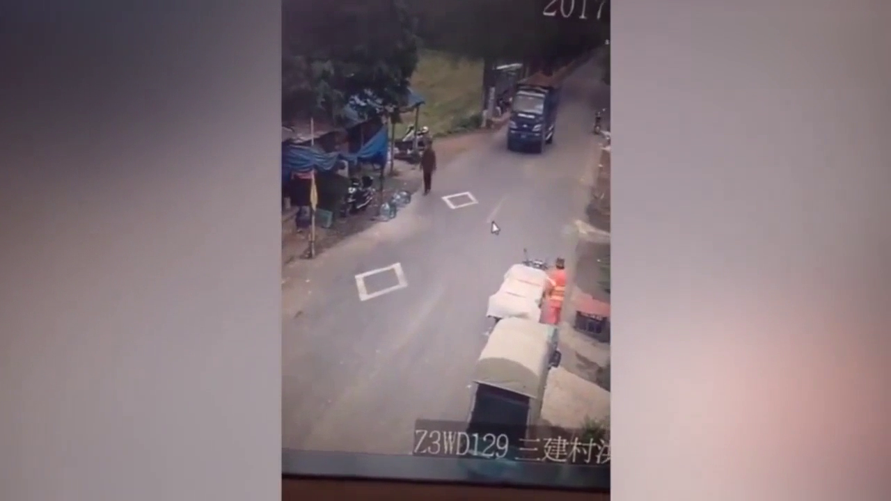 电动车突然摔倒，大货车司机哭了