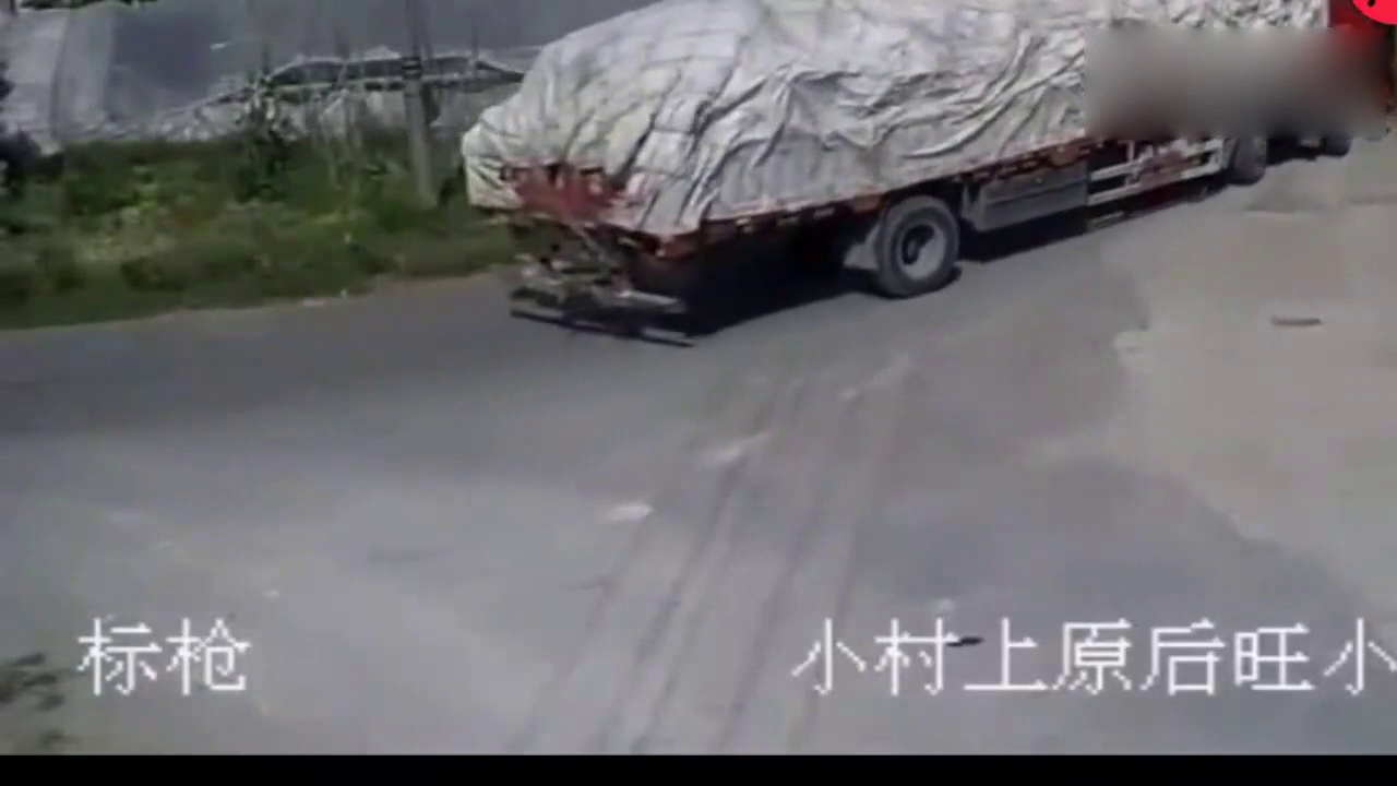电动车本可以逃生，却惨遭大货车碾压，这一幕惨不忍睹