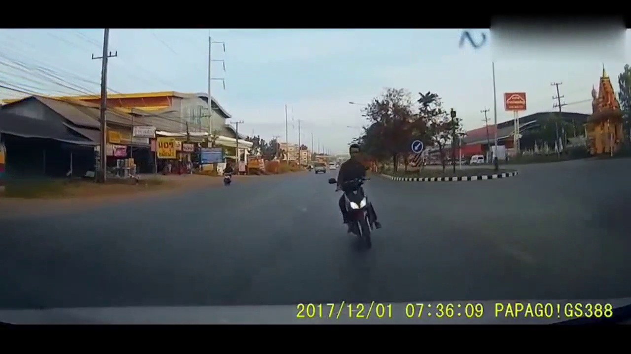 电动车男子迎头和视频车对撞，瞬间付出惨痛代价！