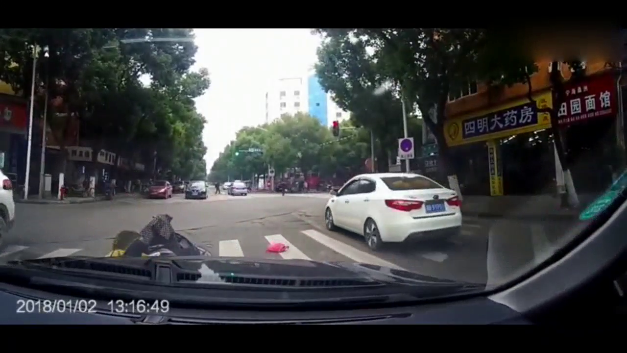 电动车面不改色闯红灯，这个教训够惨烈！