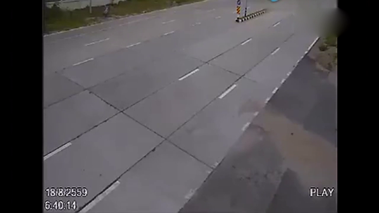 电动车非要和大货车抢道，不作死就不会死