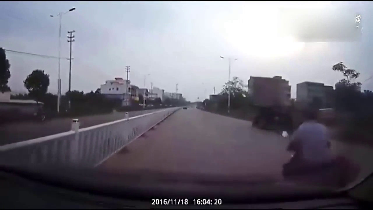 上路最牛的并不是女司机，真正的力度是电动车