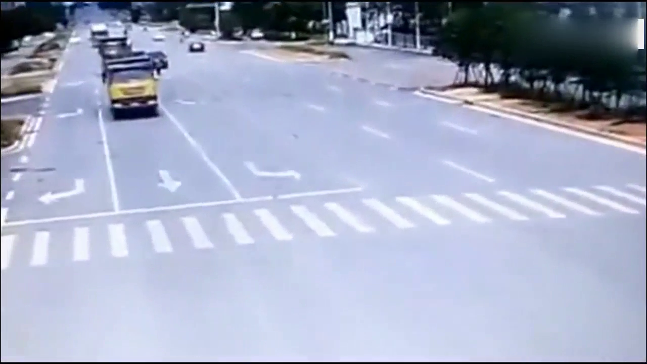 嚣张的电动车，被两车撞了还一点事都没有，离奇的一幕