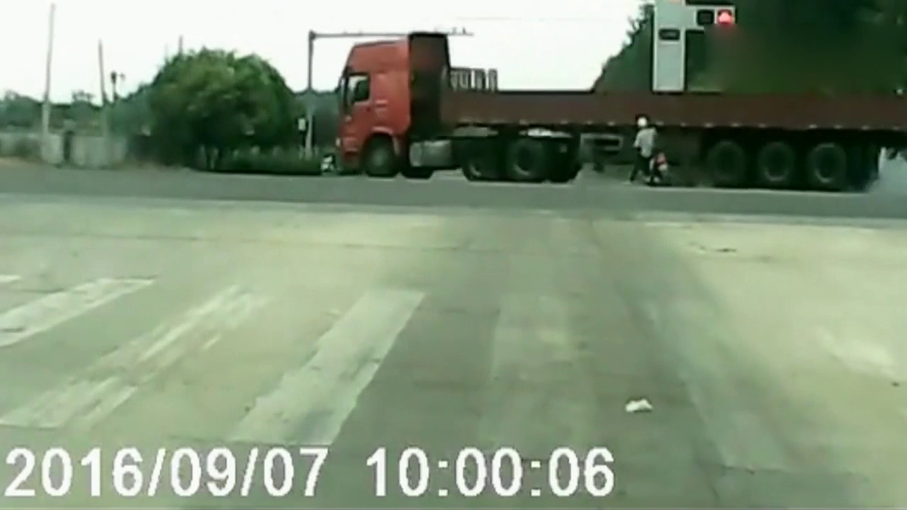 无视交规？大货车直接给教训 电动车几乎被卷得灰飞烟灭！