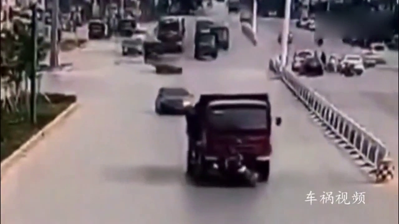 嚣张的电动车，明明看到了大货车，他却选择了横穿马路