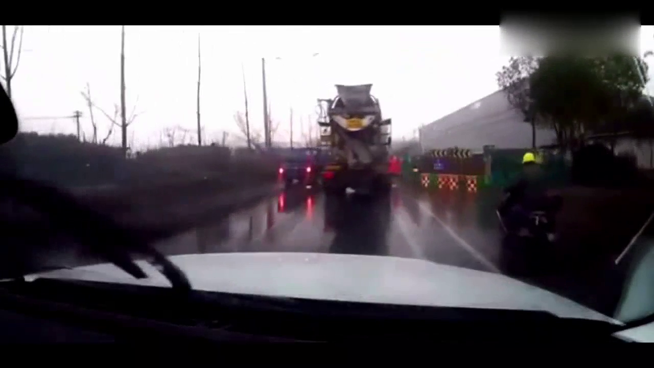 后车拍下电动车与大货车抢道一幕，他再也没能站起来！