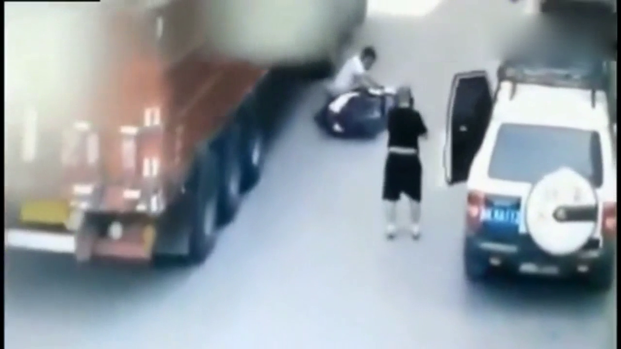 电动车感觉不对劲时，已经来不及了，视频拍下可怕画面！