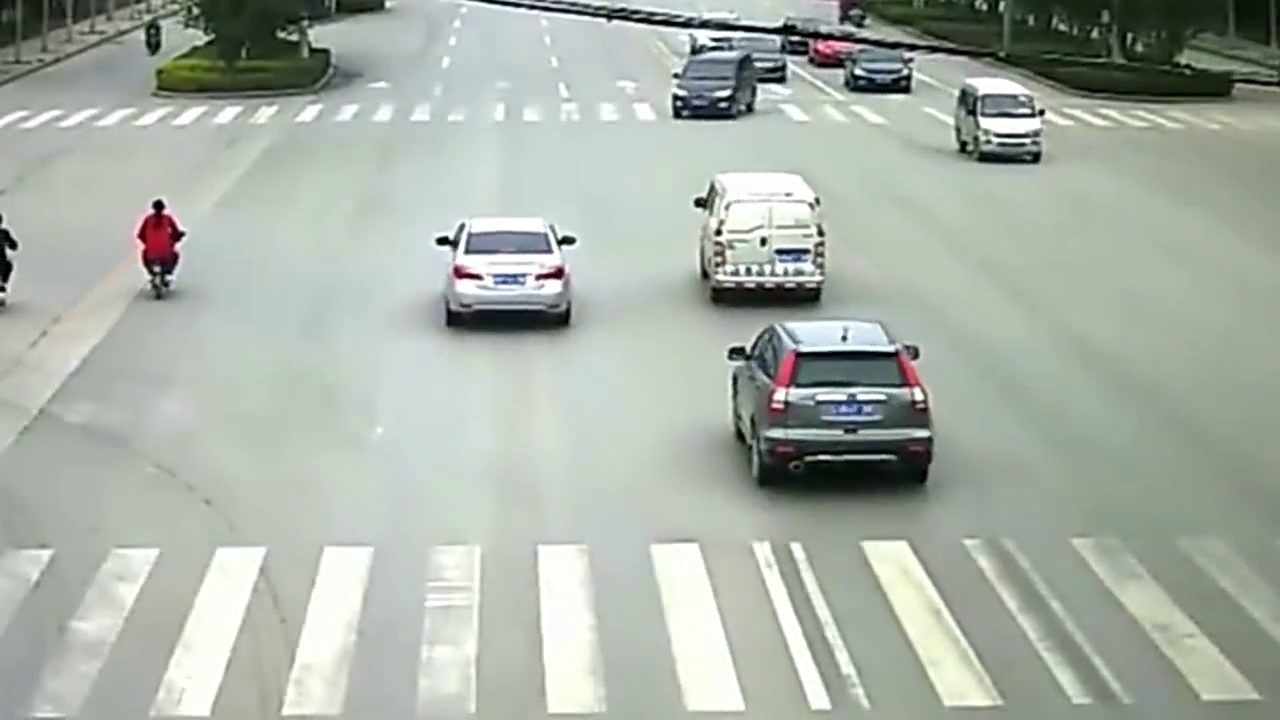 电动车说你敢撞我试试，轿车司机是个暴脾气，下一秒就撞上了！