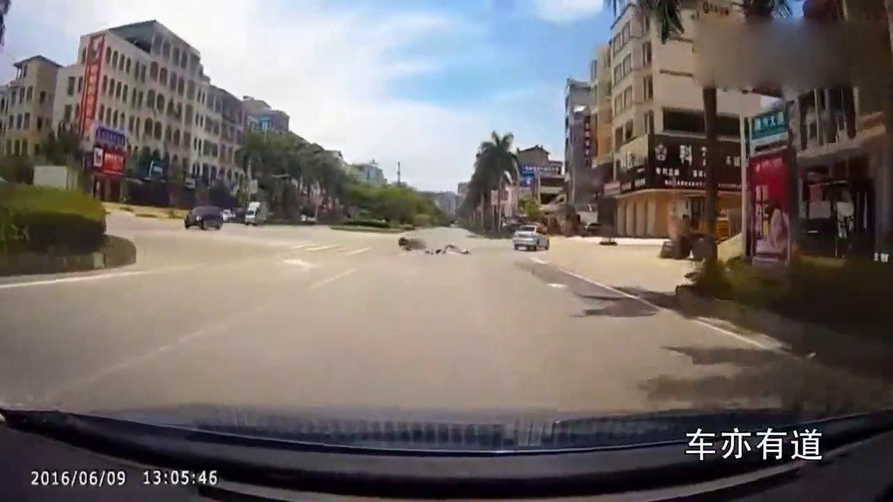 看了几十遍也没发现，这电动车哪冒出来的？