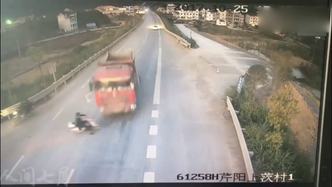 辅道电动车抢行主道大货车，少年你的勇气却挽救不了你的生命！