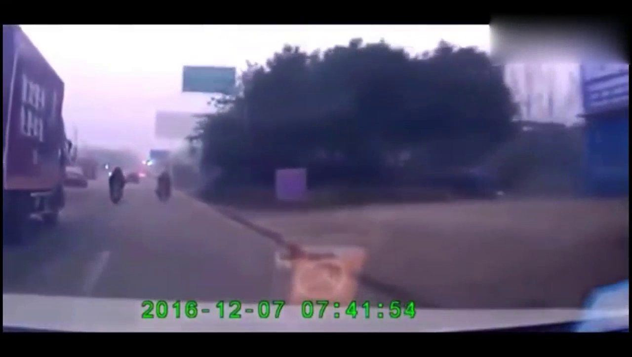 电动车目不斜视上来就抢道，大货车老司机彻底怒了！