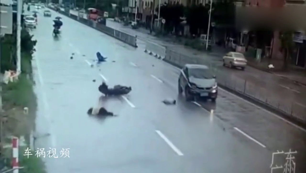 电动车女子以为SUV会刹车，却没想到这一幕，俩孩子心都碎了！