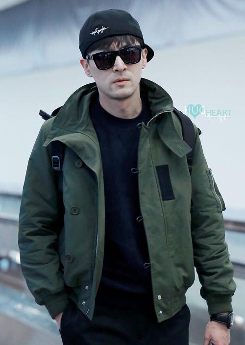 胡歌这机场照太随意了吧, 朴素一脸胡渣, 网友: