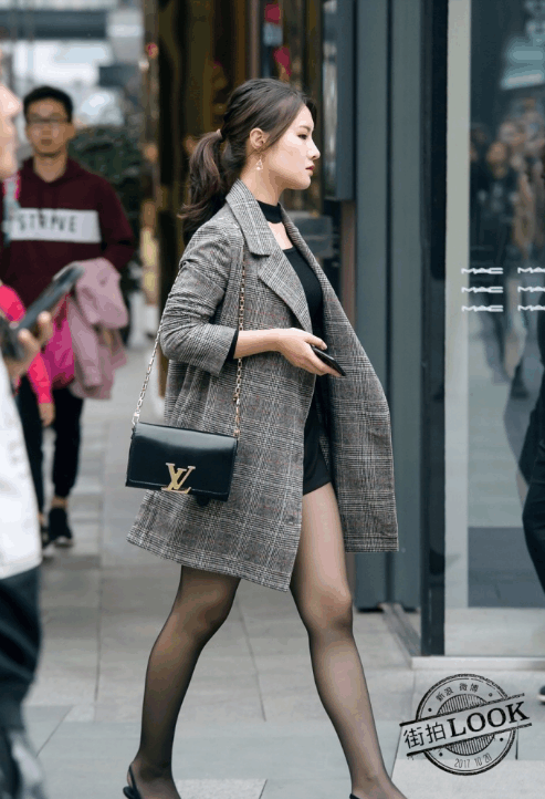 风衣搭配黑色丝袜, 让她成为一个气场十足的高冷女王!