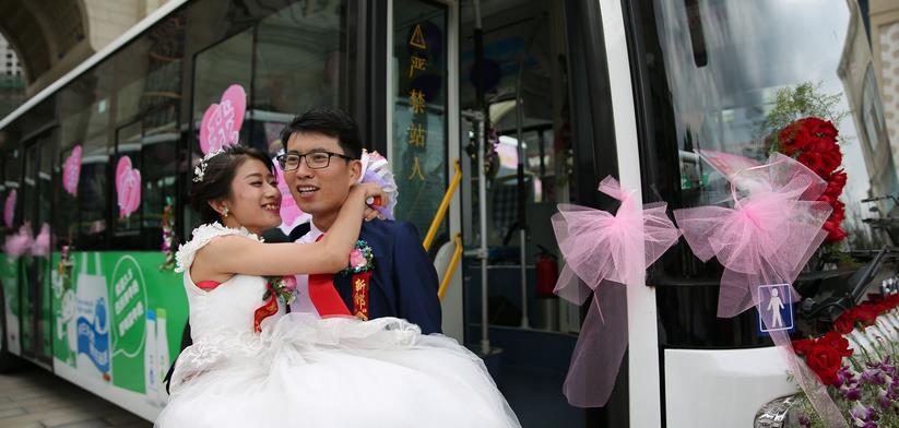 "公交新娘"亲自驾车接新郎 结婚也还不忘倡导绿色低碳出行