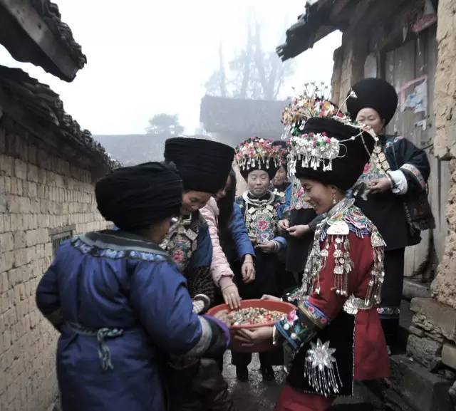 银子还值不值钱?为什么苗族人从头戴到脚,有那