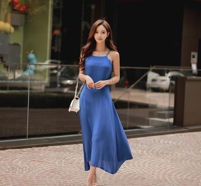 街拍时尚: 孙允珠搭配蓝色吊带连衣裙, 身材性感不妖艳