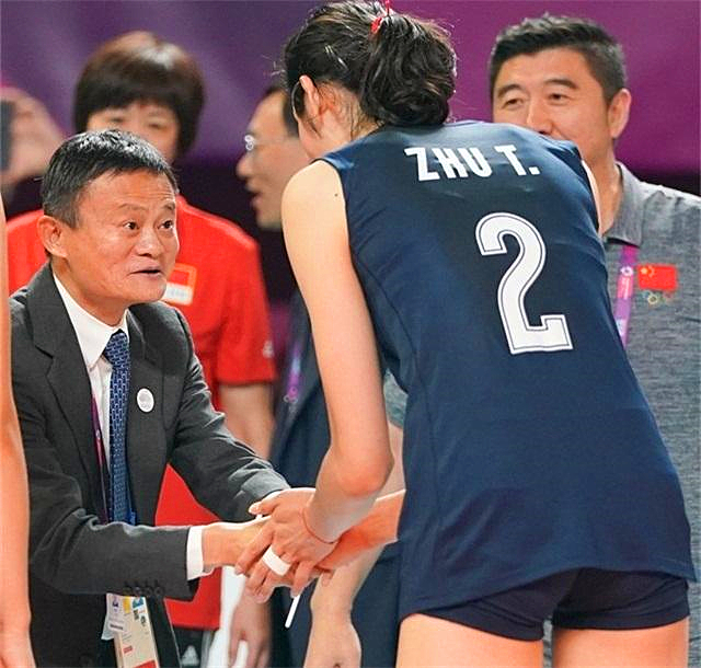 马云双手紧握朱婷庆功,2米26姚明坐地上和男女篮合影!