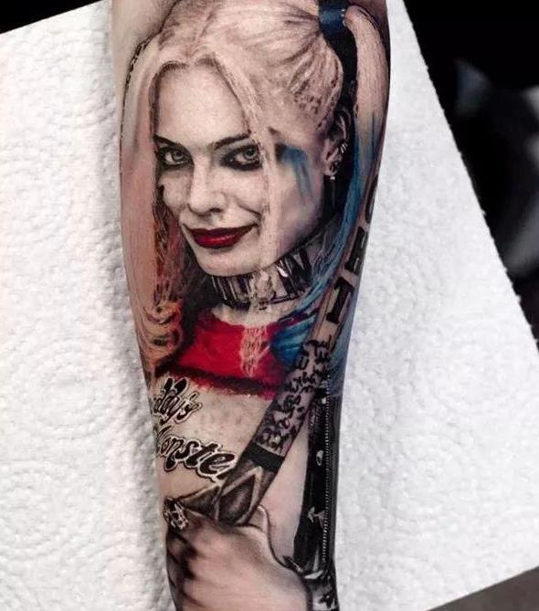 小丑女做纹身, 还是很酷的