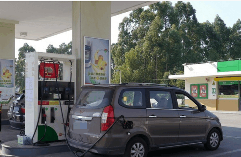 五菱宏光去加油站免费加油, 加油小工看见车牌号还得给车主钱