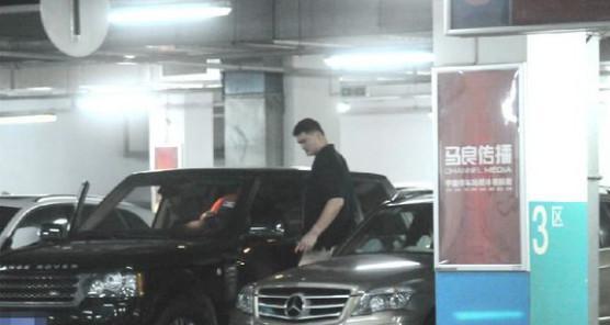 姚明站在揽胜旁边, 路虎瞬间变“路猫”, 帕萨特都变儿童车了