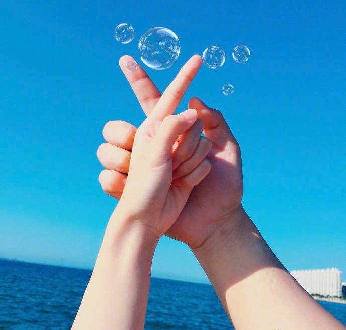 最近很火的情侣手势照,马住!