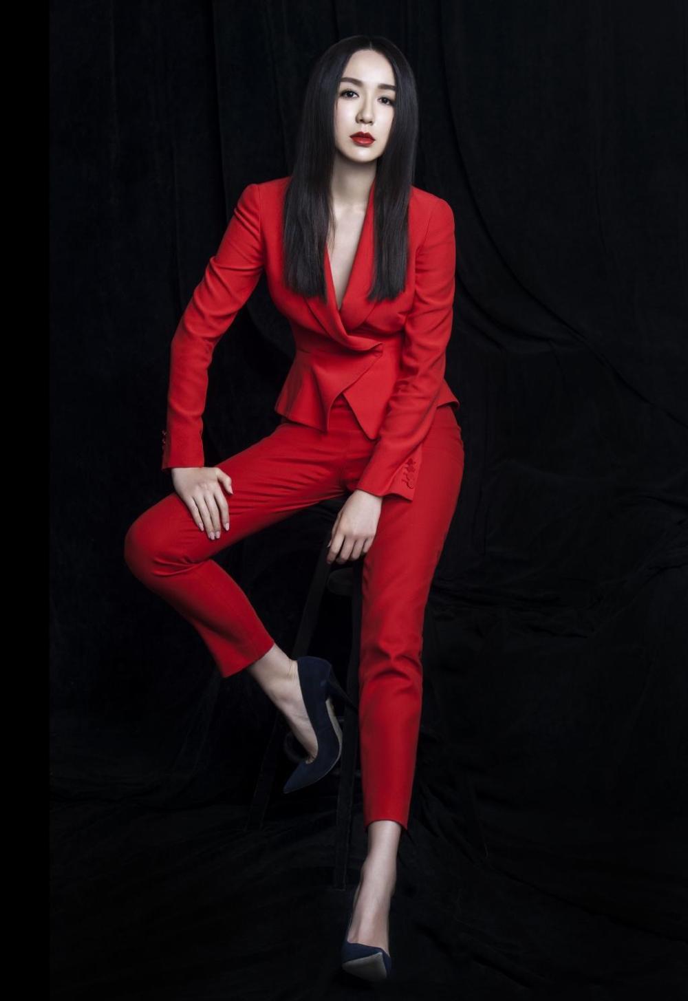 娄艺潇穿红色西装套装, 尽显干练范