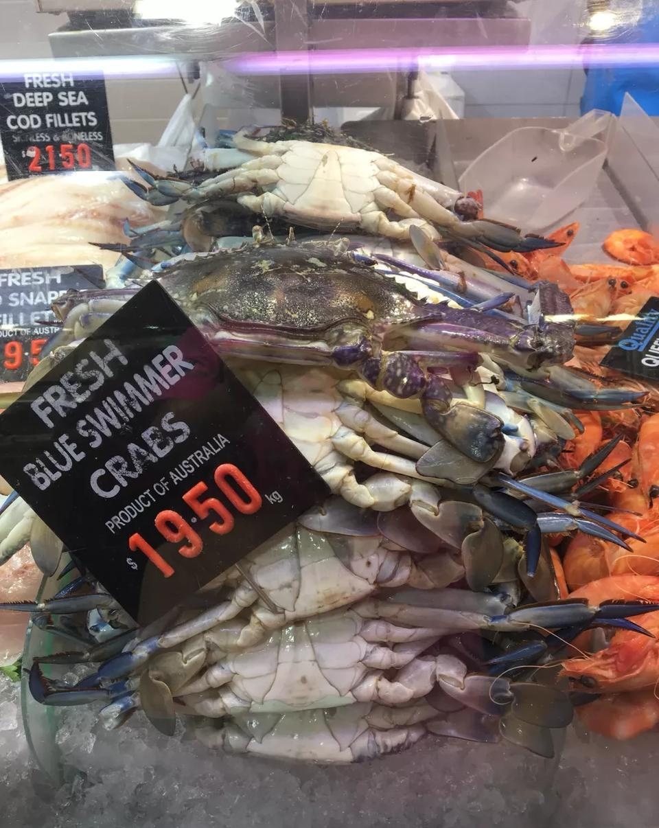 澳大利亚墨尔本的海鲜是按公斤标价卖的,若按