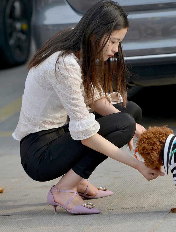 街拍:黑色紧身裤加紫色高跟鞋美女遛狗,这泰迪太不听话了