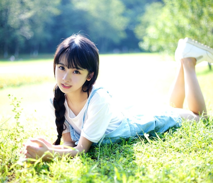 青青草地清纯甜美可爱大眼美女户外迷人写真集  @微相册 @微博摄影