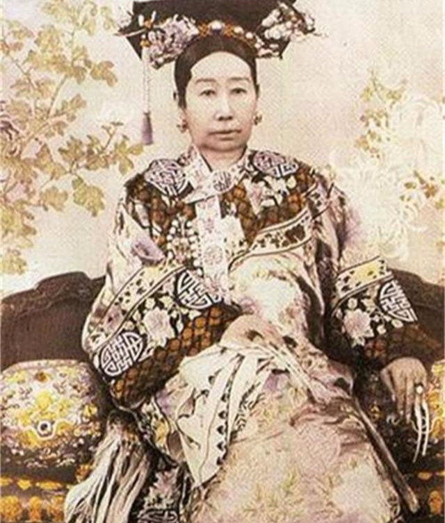 慈禧西逃, 李莲英体贴入微, 慈禧睡下后他干件事, 光绪感激一辈子