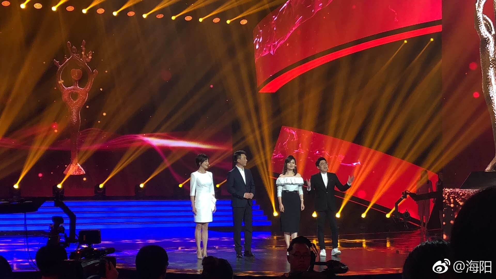 2018 CCTV 慈善之夜当爱蔓延到无边无际风雨