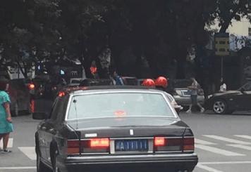 车牌5个1老款劳斯莱斯？看到轮毂油门都不怎么敢踩！