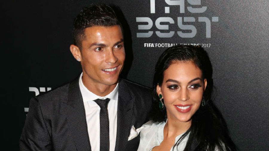 C罗带女友现身巴黎!乔治娜丸子头显俏皮,C罗