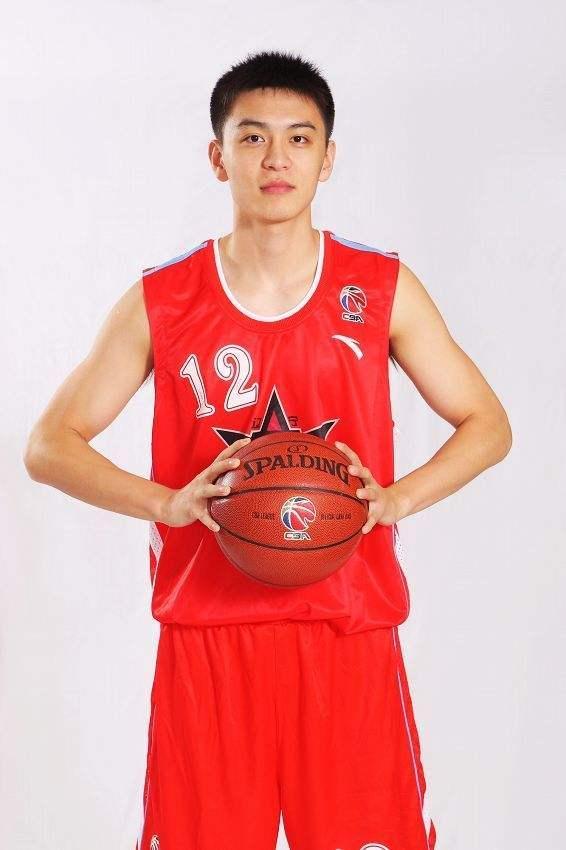 杨鸣在辽宁队什么级别?球迷:队长和队草