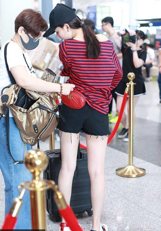 宋祖儿穿条纹衬衫搭配热裤秀美腿, 现身机场街拍卖萌