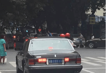 路上偶遇辆五连一的老款皇冠, 看清楚车标后顿时急踩刹车拉开距离