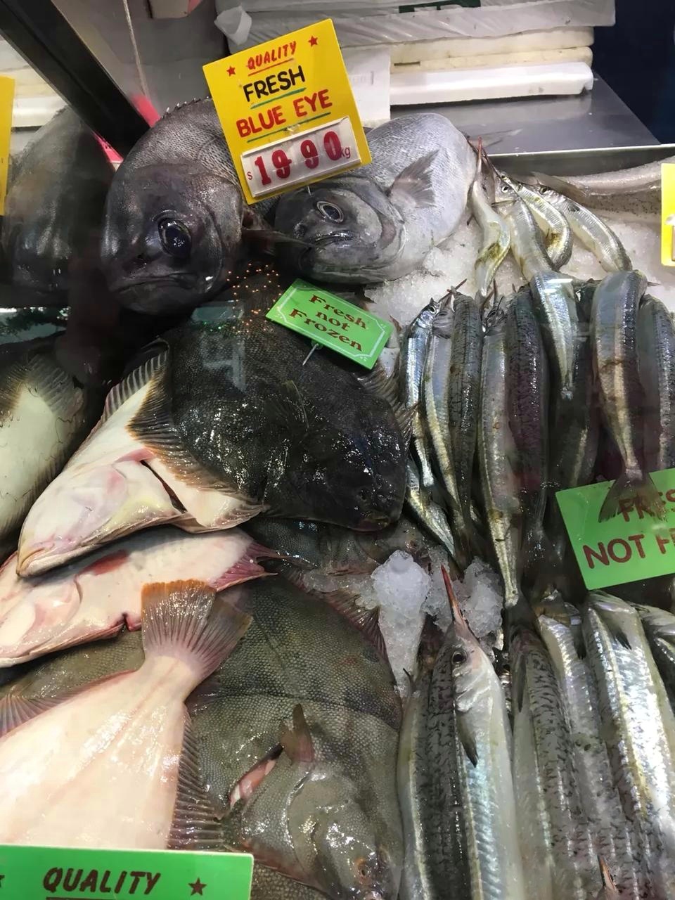 澳大利亚墨尔本的海鲜是按公斤标价卖的,若按