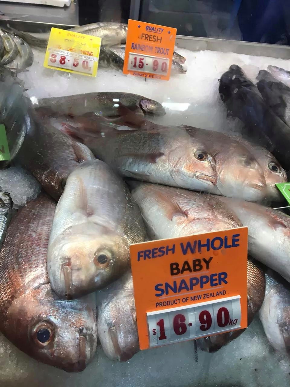 澳大利亚墨尔本的海鲜是按公斤标价卖的,若按