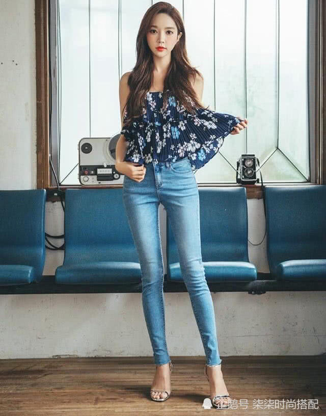 时髦个性的牛仔裤美女,展现笔直纤细的腿部,充满女神气质!