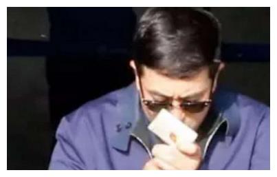 娱乐圈中迷恋抽烟的男明星,张一山年纪小烟龄