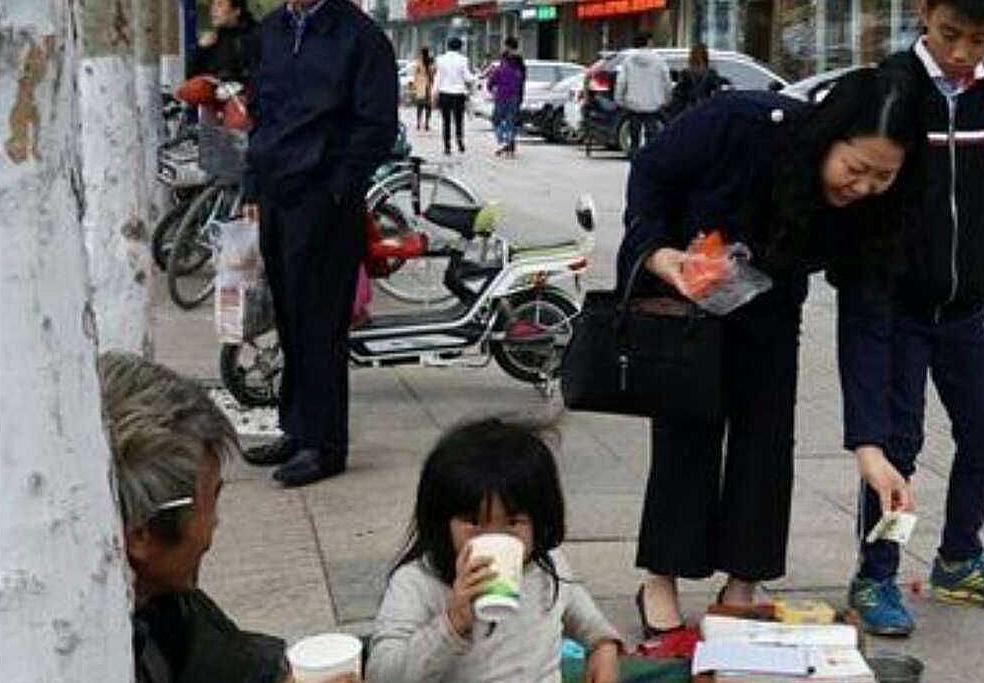 88岁老乞丐沿街要饭23年, 意外被发现是抗战军人