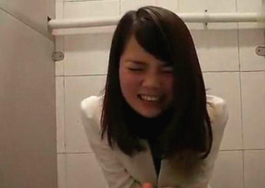 90后女子住酒店，上厕所发现门把手异常，女子选择报警！